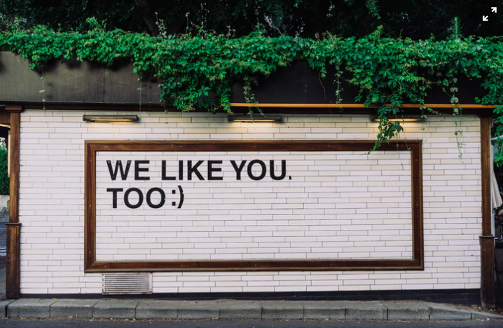 "We Like You Too" steht auf eine Mauer: Mitarbeiterfeedback ist wichtig