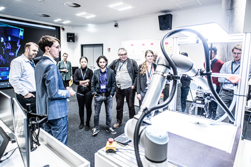 Dr. Felix Heinrich bei einer Tech-Demonstration im AI Aviation Lab, einem interaktiven Experimentierraum für die Entwicklung von KI-Prototypen