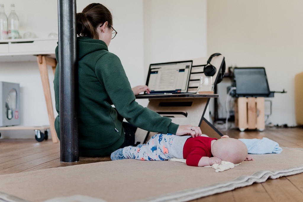 Moderner Arbeitsplatz Frau mit Baby im Homeoffice