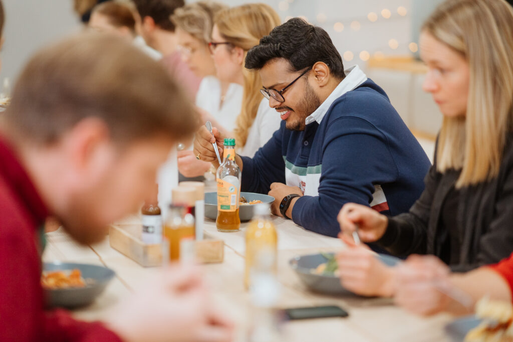 Gemeinsames Mittagessen zur Mitarbeiterbindung bei Staffbase