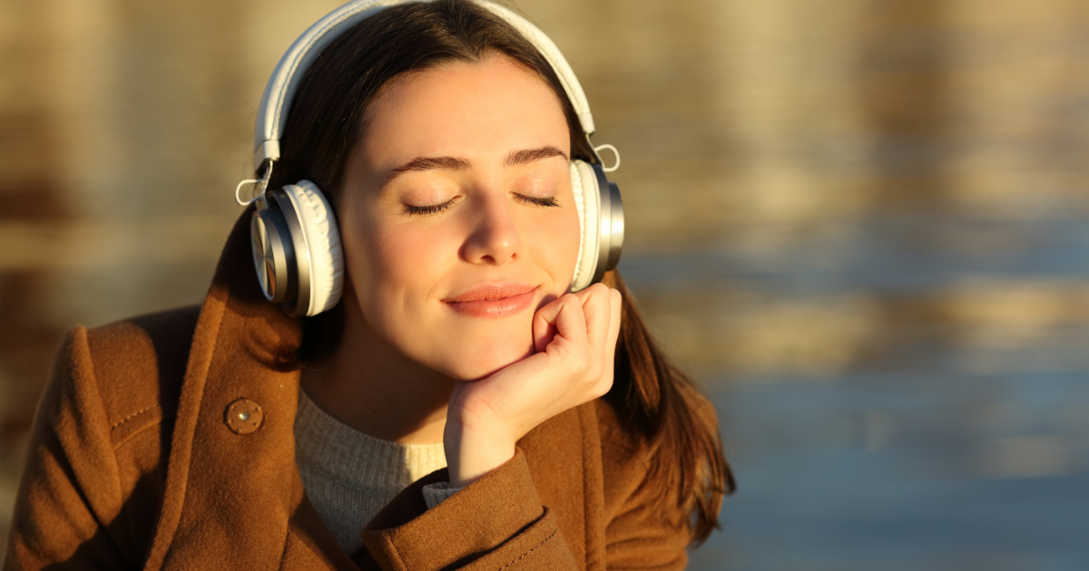 Best HR podcast image featuring woman listening to a podcast