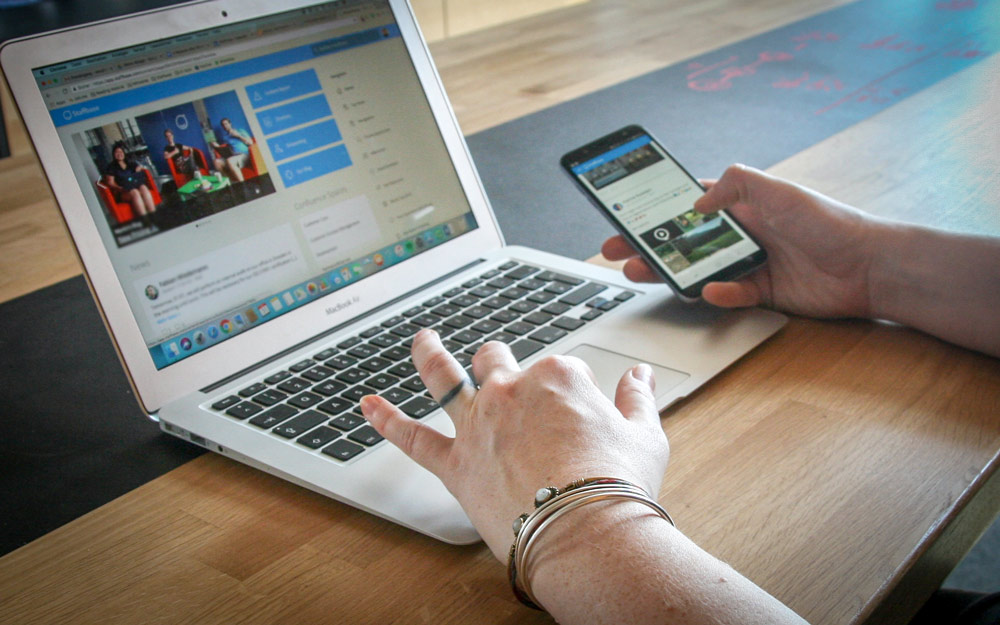Desktop und mobile App von Staffbase, mobiles Mitarbeitermagazin