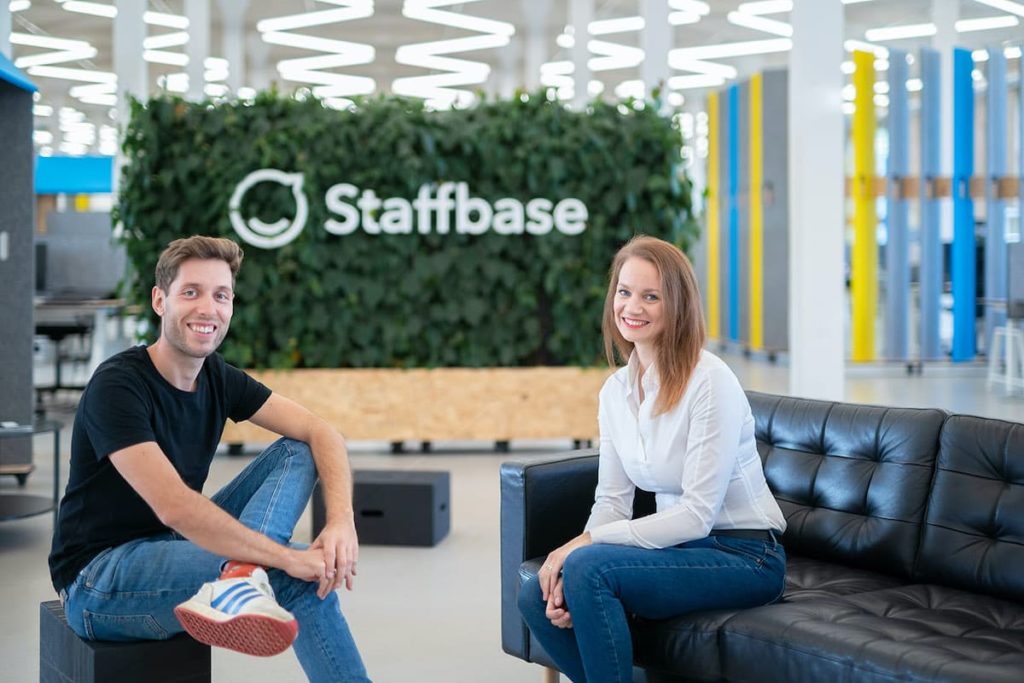 Staffbase CEO Martin Böhringer und teambay Gründerin Sarah Manes im Headquarter in Chemnitz