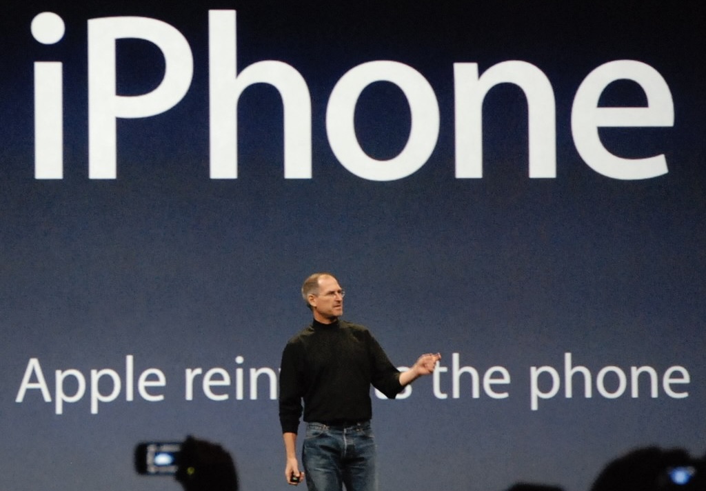 Steve Jobs präsentiert das iPhone