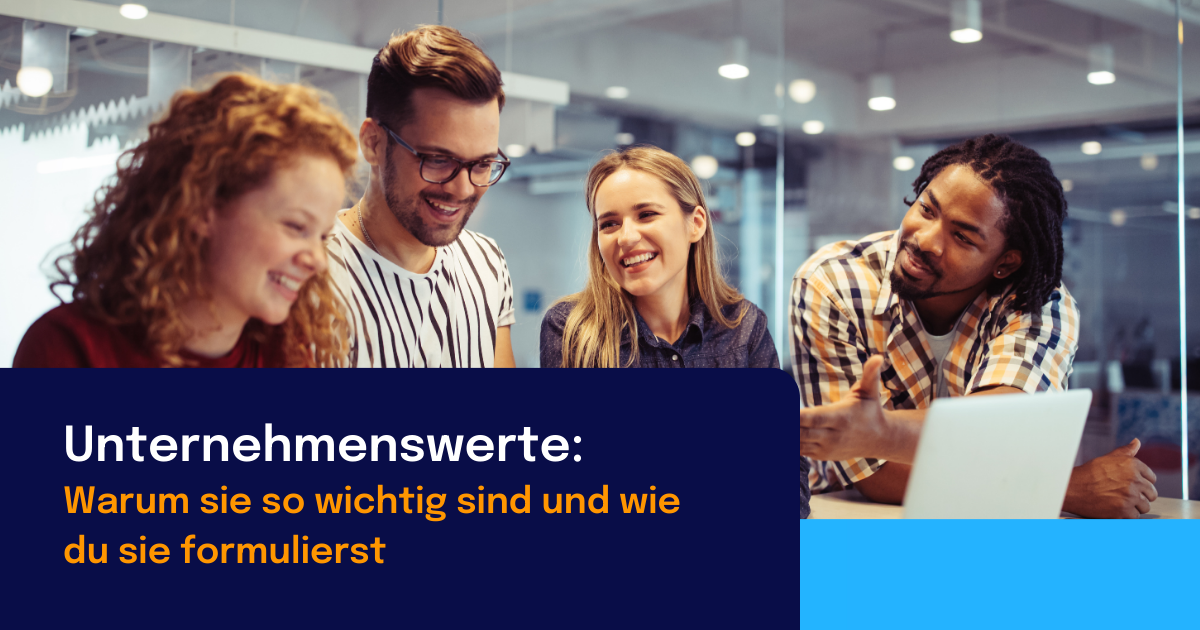 Das Bild zeigt vier junge Erwachsene, die in einem modernen Büro zusammenarbeiten und dabei lachen. Der Titeltext lautet: "Unternehmenswerte: Warum sie so wichtig sind und wie du sie formulierst."