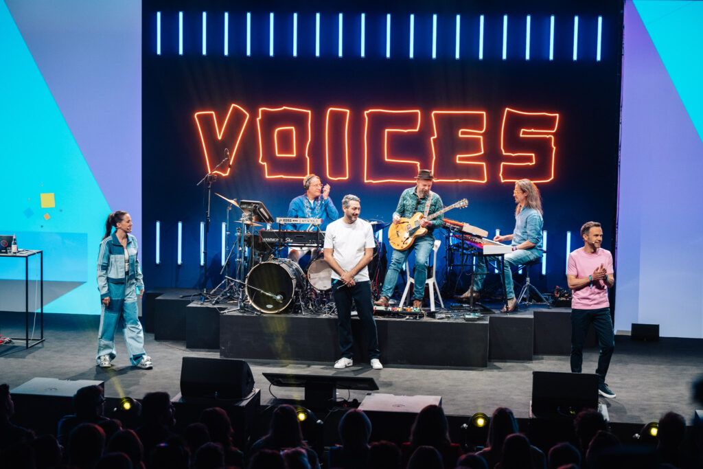 VOICES Eröffnung mit Live-Band und Beatboxer