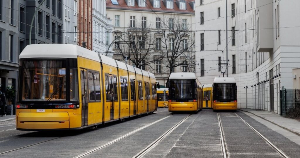 Mehrere Trams der Berliner Verkehrsbetriebe BVG