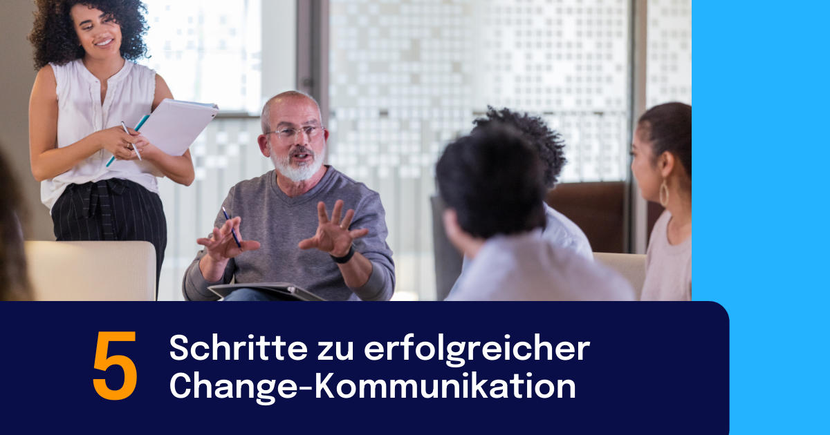 Gruppe in einem Meeting, begleitet vom Text ‚5 Schritte zu erfolgreicher Change-Kommunikation‘: Eine Frau macht sich Notizen, während ein Mann seine Ideen mit Gesten erklärt und andere Teilnehmer zuhören.