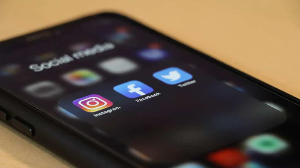 Smartphone mit den App-Icons von Instagram, Facebook und Twitter