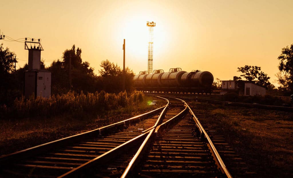 Bahngleise im Sonnenuntergang als Symbolbild für die strategischen Weichenstellungen für die Redaktionsplanung