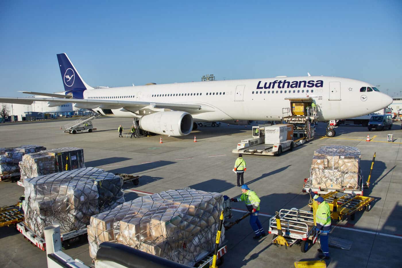 Eine Cargo-Maschine der Lufthansa wird mit Gütern beladen