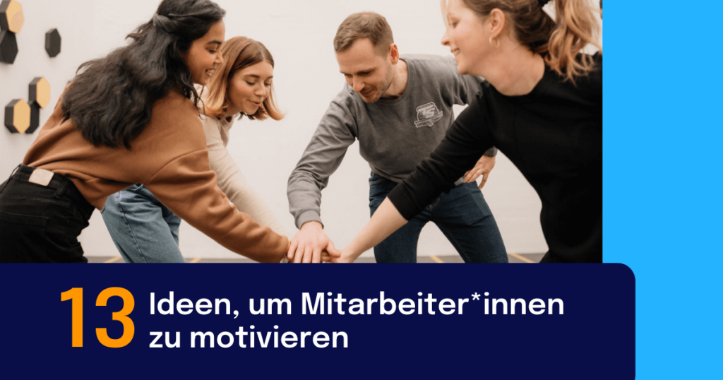 Vier Mitarbeitende stehen im Kreis und halten die Hände in die Mitte, um sich gegenseitig zu motivieren, als Titelbild für Blogartikel über Mitarbeitermotivation